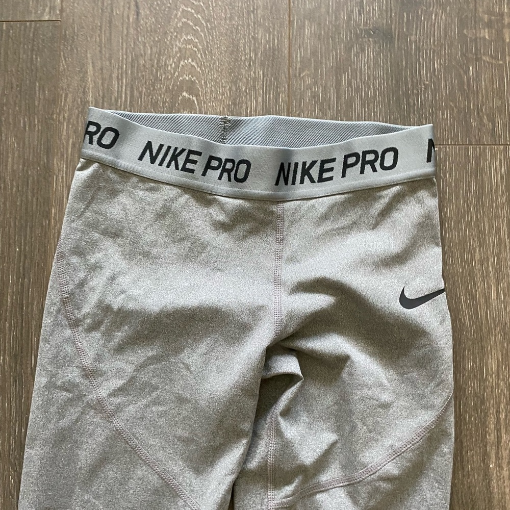 GRAY NIKE LEGGINGS